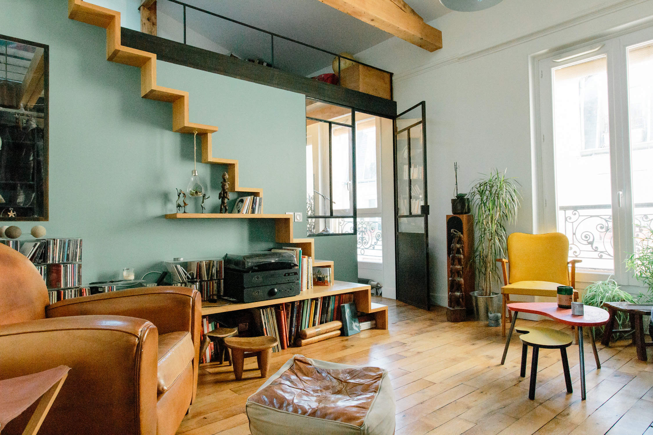 optimisation petit appartement paris escalier mezzanine dans salon