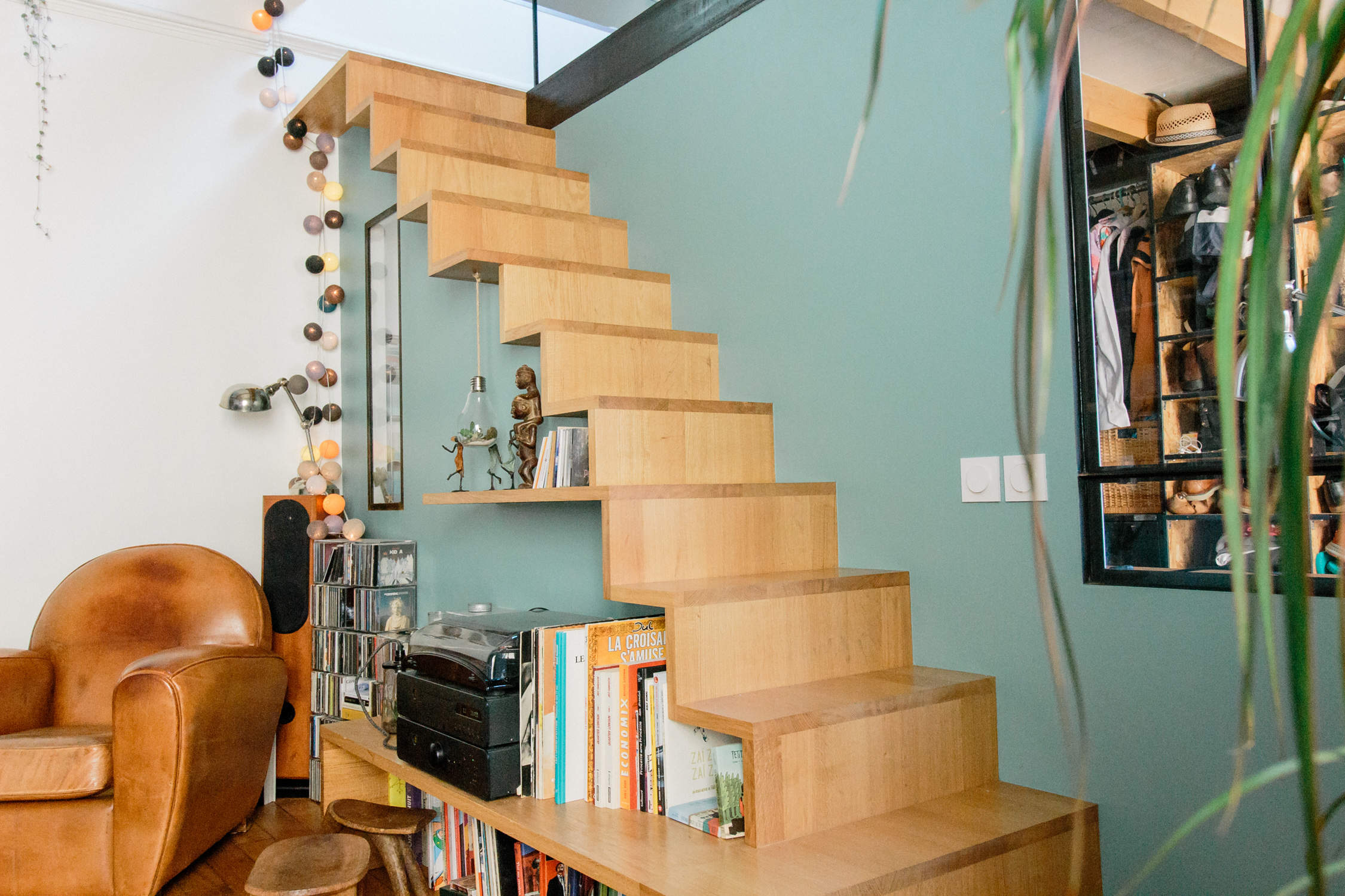 optimisation espace dans petit salon avec un escalier bibliothèque deco luca onesim